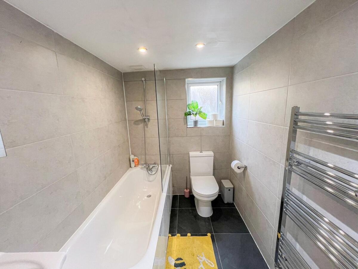 לונדון 1-Bedroom Flat With Small Garden & Paid Parking In Finsbury Park, Highbury מראה חיצוני תמונה