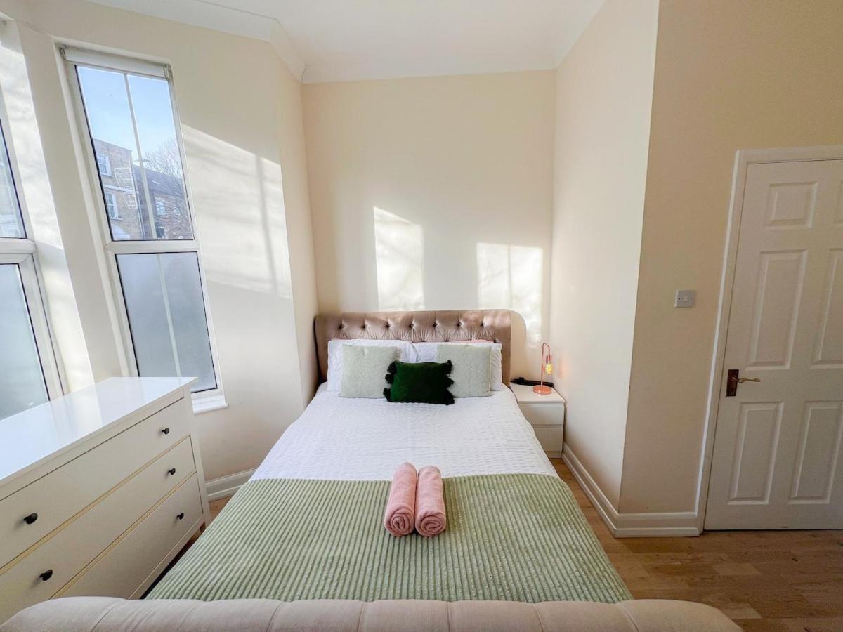 לונדון 1-Bedroom Flat With Small Garden & Paid Parking In Finsbury Park, Highbury מראה חיצוני תמונה
