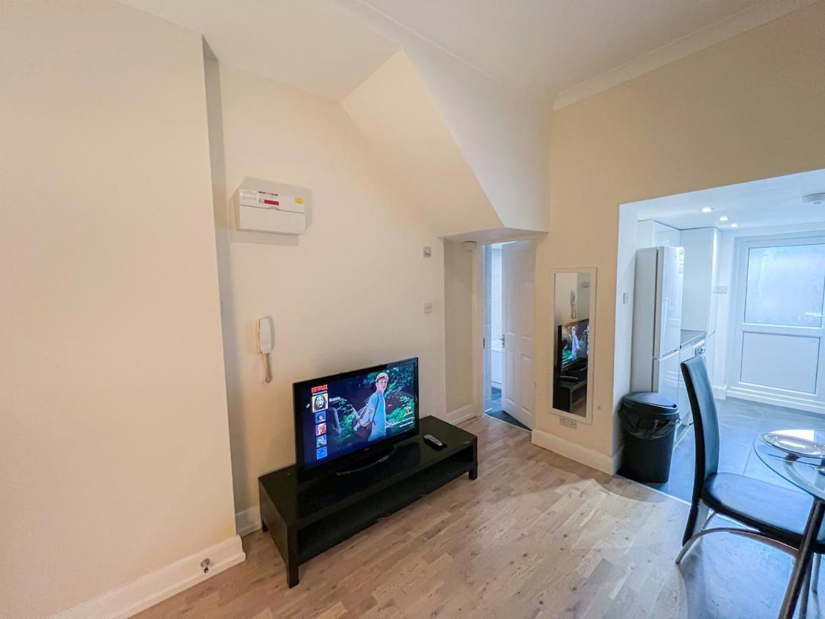 לונדון 1-Bedroom Flat With Small Garden & Paid Parking In Finsbury Park, Highbury מראה חיצוני תמונה