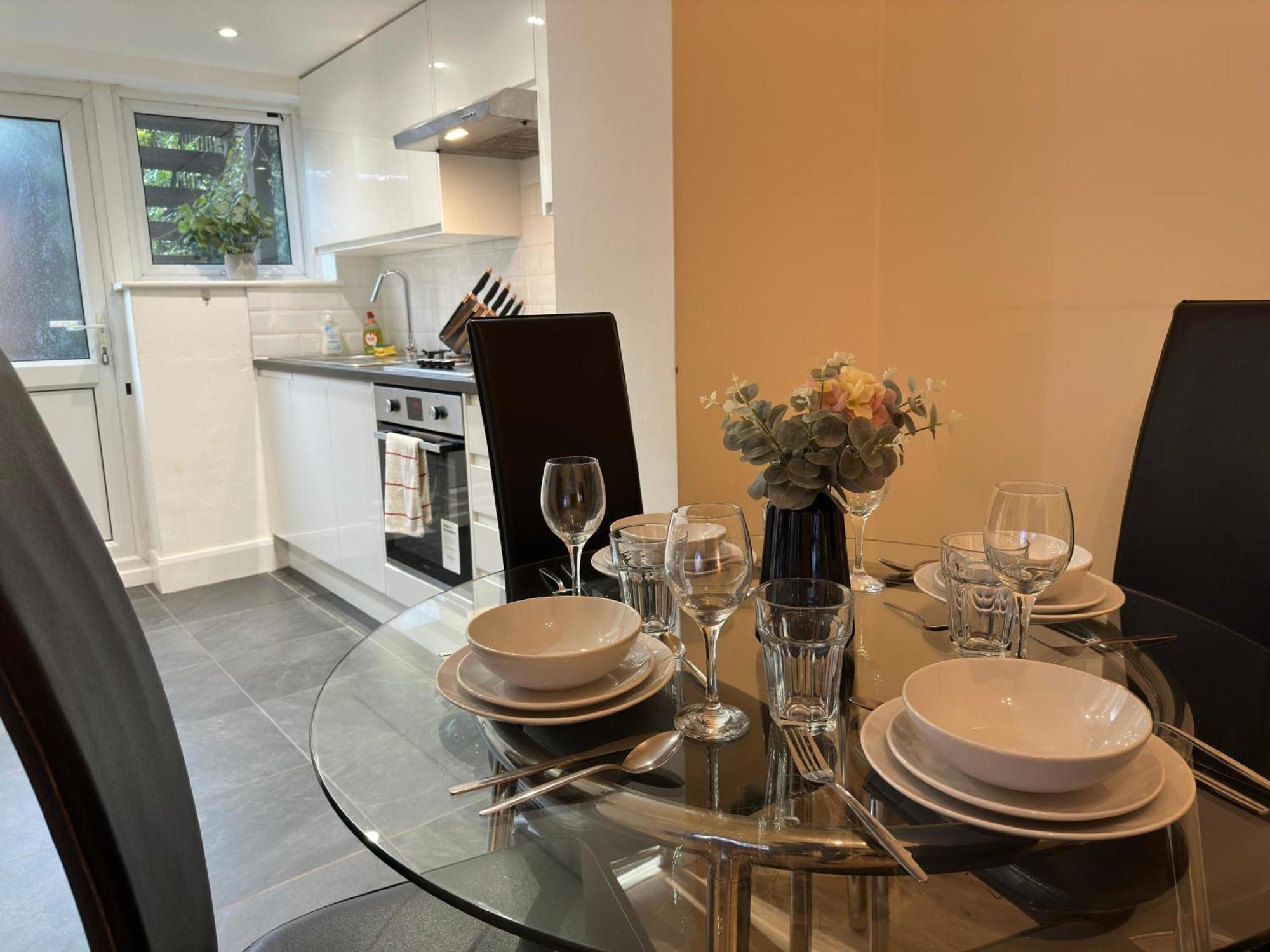 לונדון 1-Bedroom Flat With Small Garden & Paid Parking In Finsbury Park, Highbury מראה חיצוני תמונה